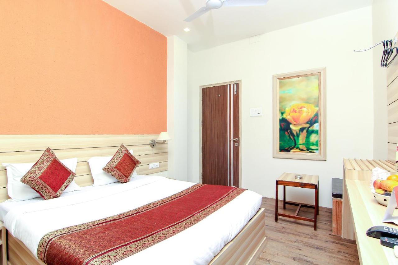 Hotel R B International Waranasi Zewnętrze zdjęcie