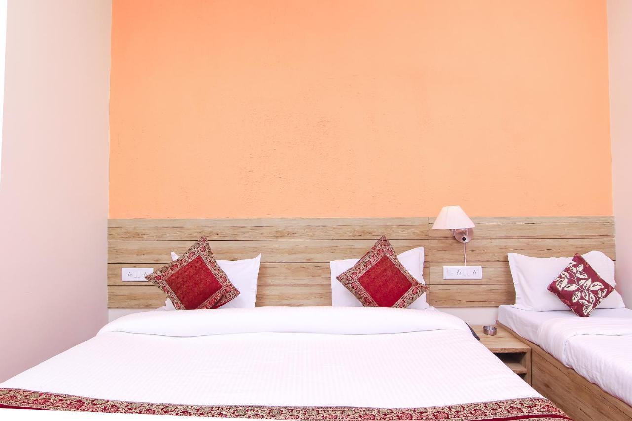 Hotel R B International Waranasi Zewnętrze zdjęcie