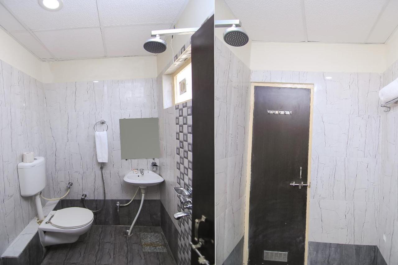 Hotel R B International Waranasi Zewnętrze zdjęcie
